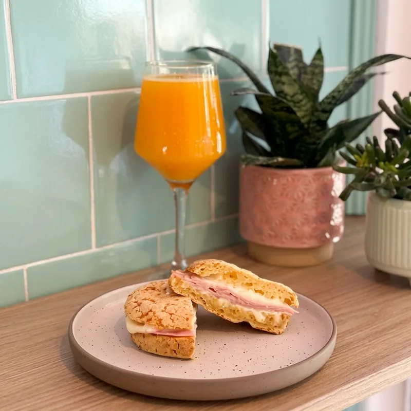 Chipá sándwich con relleno salado