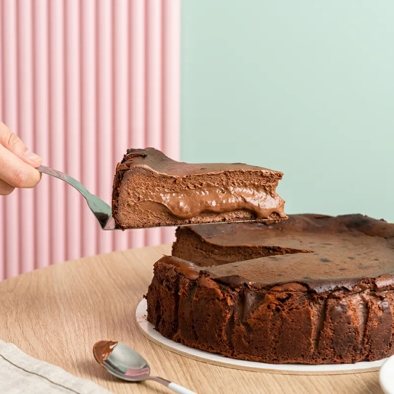 Torta vasca de chocolate, cremosa por dentro